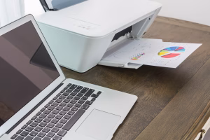 printer and Laptop on wood table impressoras multifuncionais haizen store 1